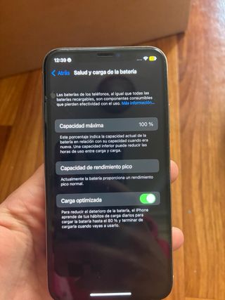 iPhone X blanco con fundas, cargador y auriculares