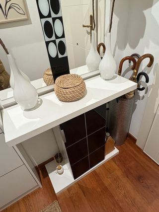 Mueble auxiliar y espejo decorativo