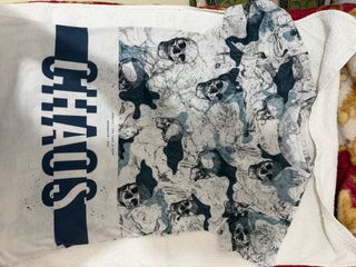 Camiseta corta con calaveras