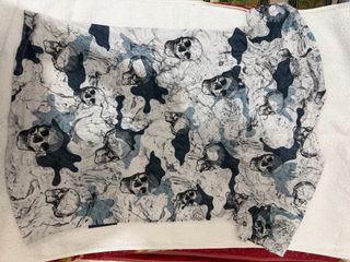 Camiseta corta con calaveras