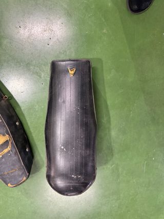 Asiento Ducati y otro asiento moto