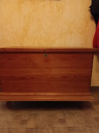 Mueble Antiguo con Incrustaciones