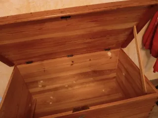 Mueble Antiguo con Incrustaciones