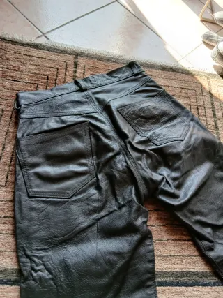 Pantaloni in pelle neri unisex