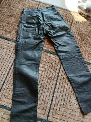 Pantaloni in pelle neri unisex