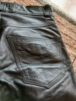 Pantaloni in pelle neri unisex