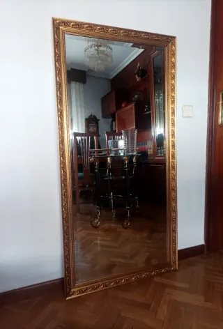 Espejo grande con marco dorado