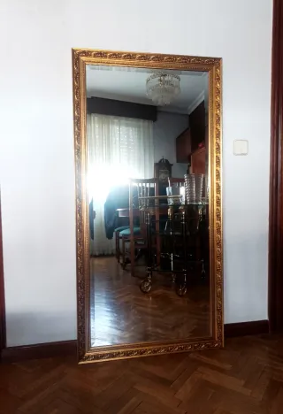 Espejo grande con marco dorado