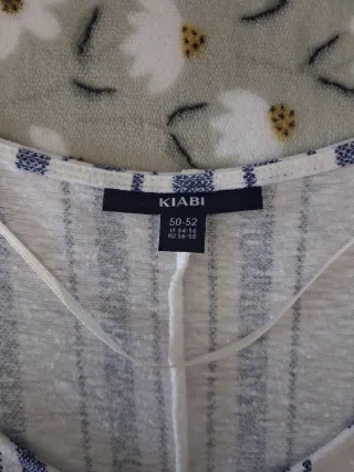 Camiseta blanca de rayas azules