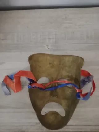 Máscara de bronce decorativa