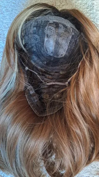 Peluca sintética castaña y rubia