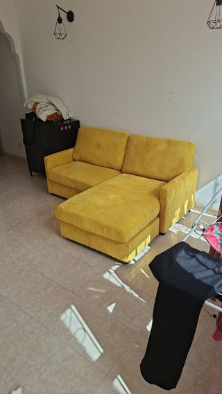 Sofá chaise longue amarillo