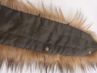 Cuello piel sintética marrón