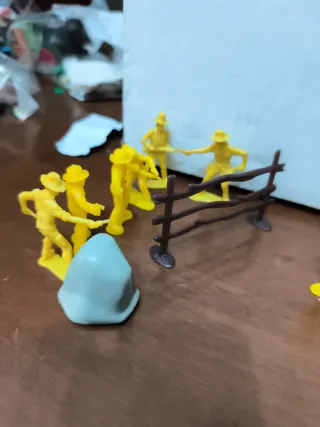 Soldatini vintage indiani e cowboy