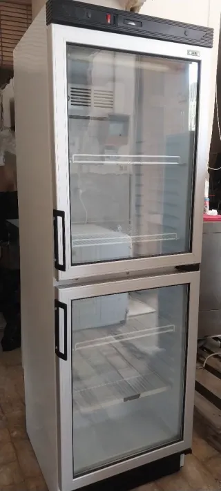 Exhibidora La Bari en excelente estado