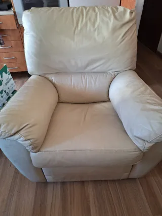 Sillón reclinable de piel beige