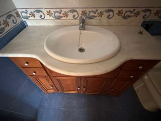 Mueble de baño en madera.