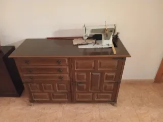 Máquina de coser antigua de madera y plástico