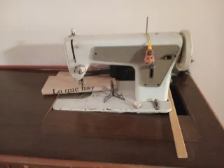 Máquina de coser antigua de madera y plástico