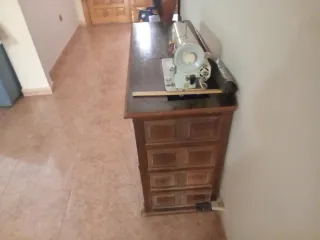 Máquina de coser antigua de madera y plástico