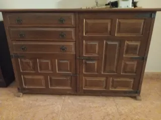 Máquina de coser antigua de madera y plástico