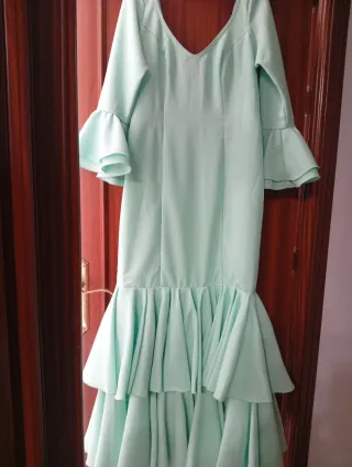 Traje de flamenca verde con volantes
