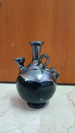 Jarrón de cerámica negro y plateado