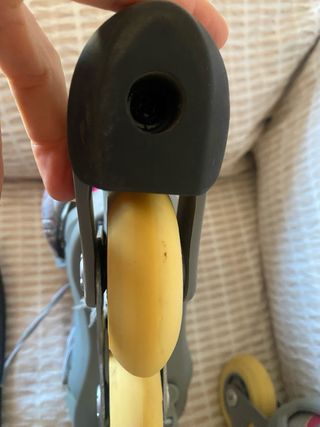 Patines en línea blancos y rosas