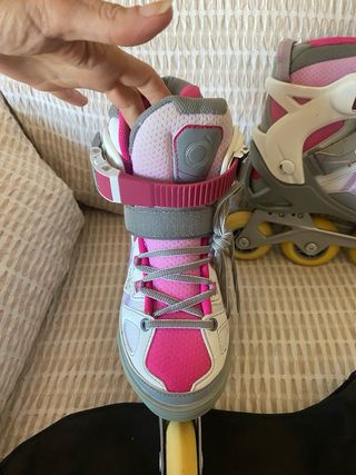 Patines en línea blancos y rosas