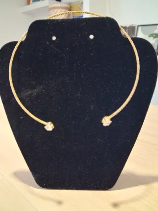 Gargantilla dorada con caja