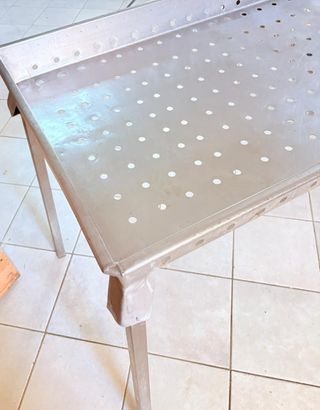 Tavolo professionale forato in acciaio inox