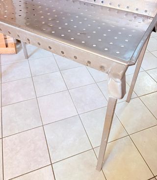 Tavolo professionale forato in acciaio inox