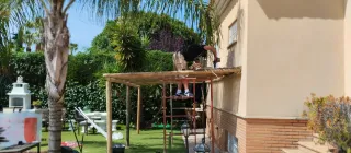 Pérgola de madera y metal