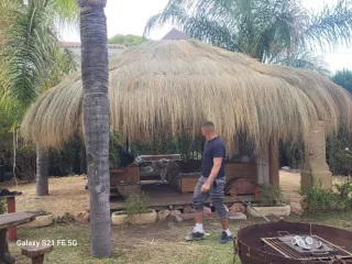 Pérgola de madera y metal