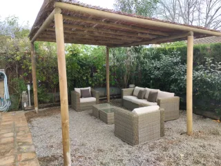 Pérgola de madera y metal