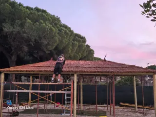 Pérgola de madera y metal
