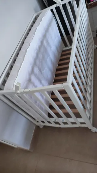 Cuna de madera blanca plegable