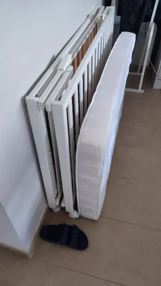 Cuna de madera blanca plegable
