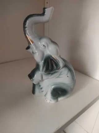 Elefante de porcelana gris y blanco