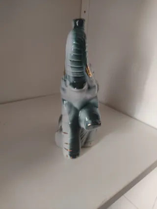 Elefante de porcelana gris y blanco