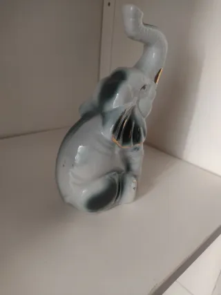 Elefante de porcelana gris y blanco