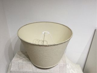 Pantalla de lámpara grande de tela beige
