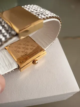 Reloj Swarovski, caja cuadrada con baño oro.
