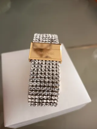 Reloj Swarovski, caja cuadrada con baño oro.