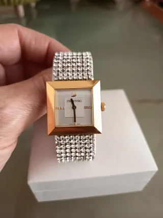Reloj Swarovski, caja cuadrada con baño oro.