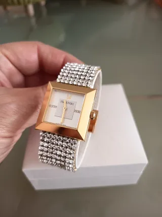Reloj Swarovski, caja cuadrada con baño oro.