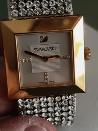 Reloj Swarovski, caja cuadrada con baño oro.