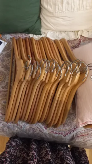 Perchas de madera (lote)