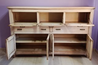 Aparador de madera y cristal