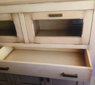 Aparador de madera y cristal